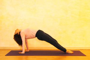 Yogaübung Schiefe Ebene, Haltephase