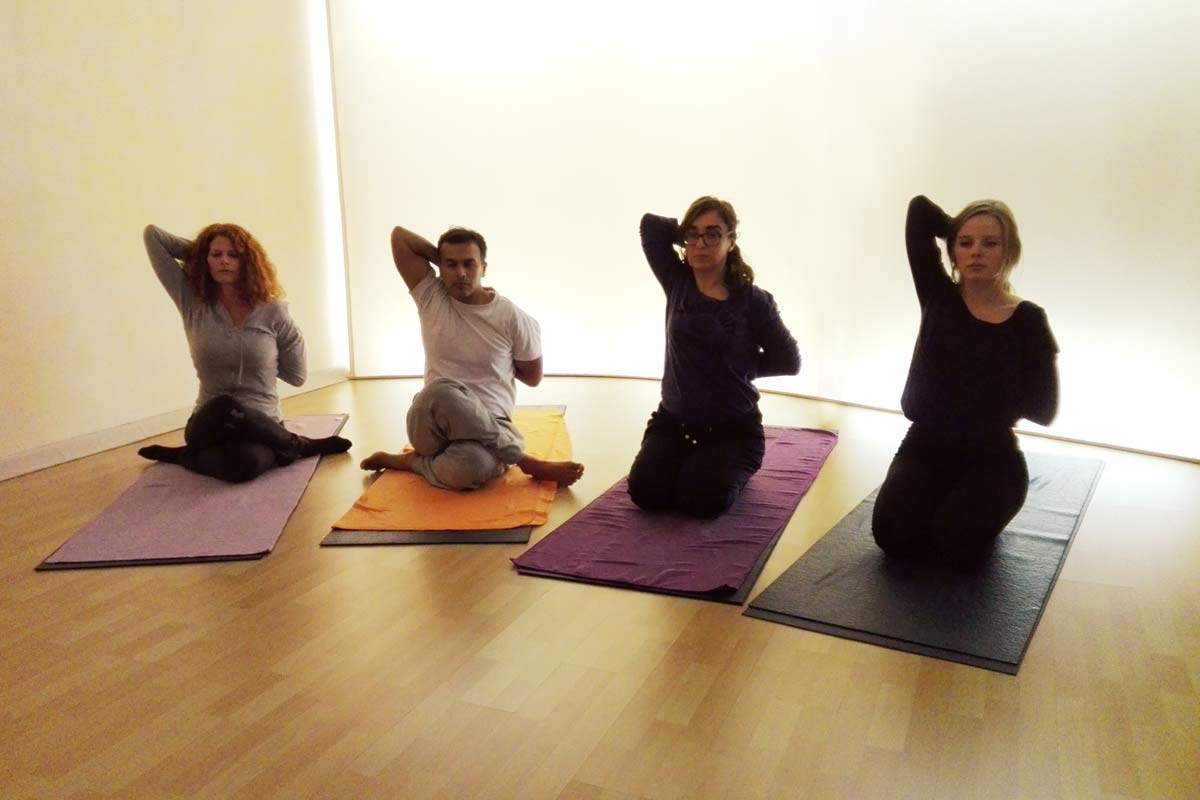 Yogaübung Gomukhasana – das zufriedene Gesicht