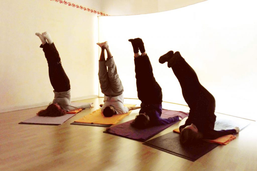 Im Yogaunterricht bauen wir den Schulterstand langsam auf. Man benötigt Geduld, bis sich der Atem beruhigt und die körperliche Bedrängnis zurückweicht.