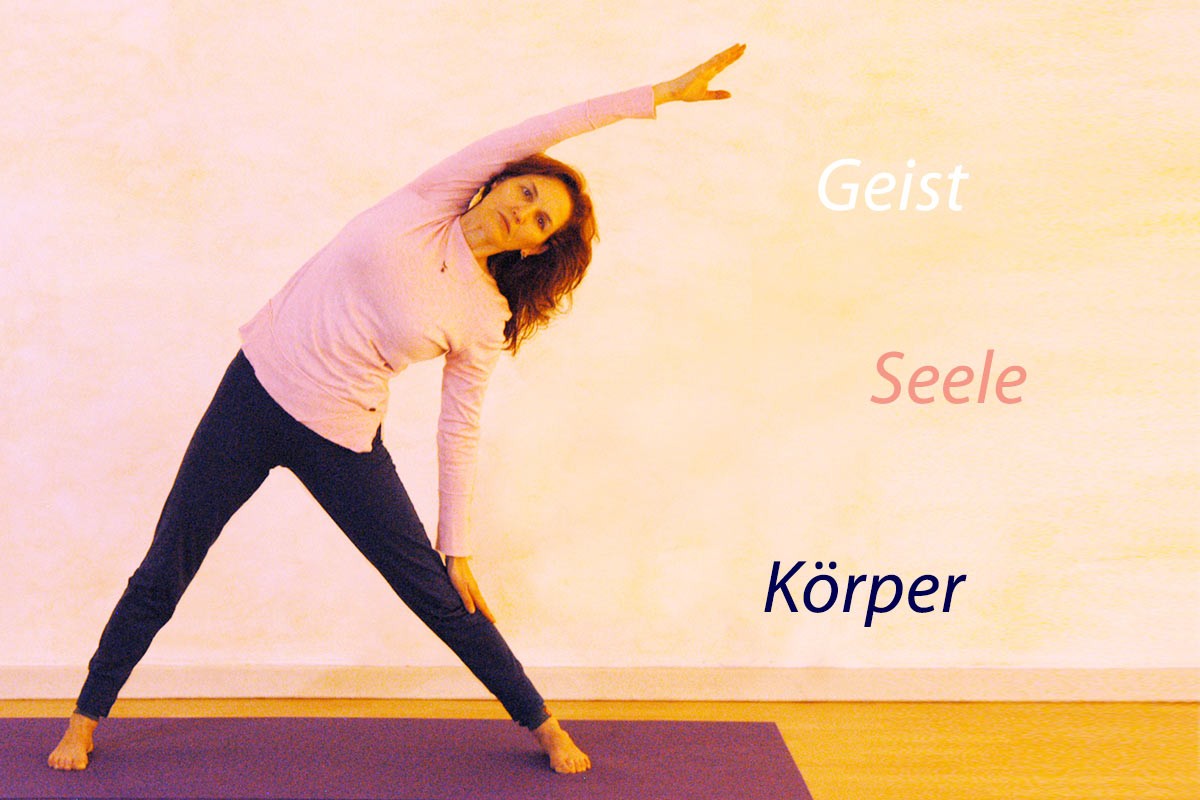 Yogaübung Dreieck und die Dreiheit Geist, Seele, Körper