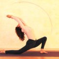 Yogaübung Halbmond im Verhältnis zum Raum