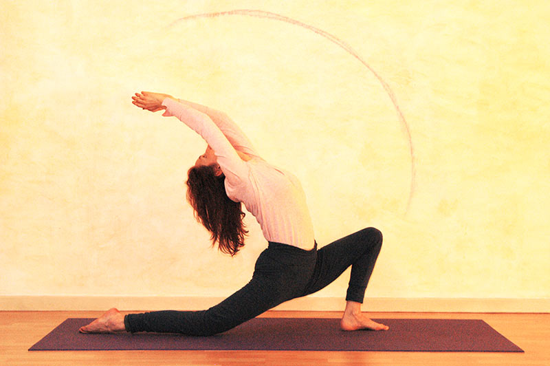 Yogaübung Halbmond im Verhältnis zum Raum